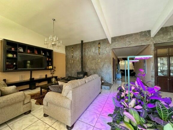 Se vende casa de lujo con amplio lote en Ángeles Heredia 23-2410 en Ángeles, San Rafael, Heredia — $550,000