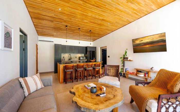 𝐌𝐨𝐝𝐞𝐫𝐧 𝐇𝐨𝐦𝐞 𝐟𝐨𝐫 𝐑𝐞𝐧𝐭 𝐰𝐢𝐭𝐡 𝐚 𝐏𝐫𝐢𝐯𝐚𝐭𝐞 𝐏𝐨𝐨𝐥 in Tamarindo, Santa Cruz, Guanacaste — $2,500 - Photo 2 of 17