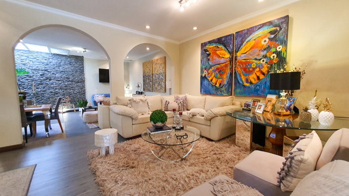 Venta de amplia casa en Guachipelin Escazú in Escazú, San José — $260,000