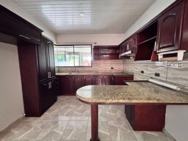 Venta de hermosa casa en Mercedes Norte Heredia en Mercedes, Heredia — ₡ 110 000 000