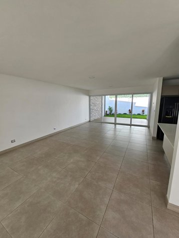 Casa en Alquiler con Terraza Panorámica en Source Living en Escazú, San José — $2,700 - Foto 3 de 31