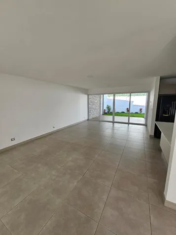 Casa en Alquiler con Terraza Panorámica en Source Living en Escazú, San José — $2,700 - Foto 3 de 31