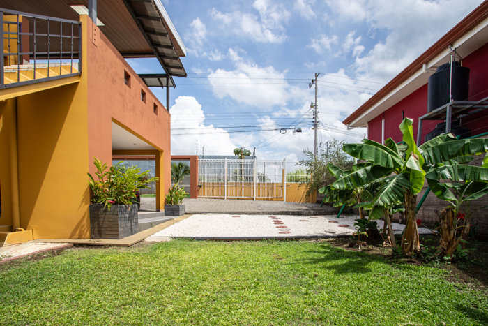 Casa Moderna amueblada a solo 5 minutos del centro de Grecia en Grecia, Alajuela — $450,000 - Foto 3 de 36