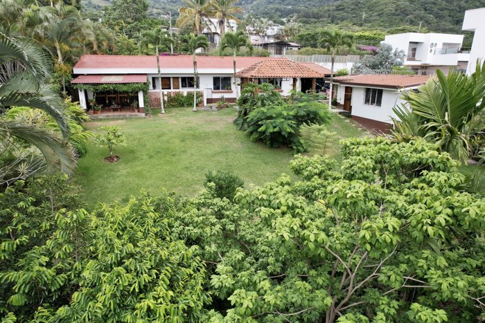 Venta CASA con AMPLIO TERRENO Y VISTA, ESCAZÚ (FAU) en San Antonio, Escazú, San José — $425,000