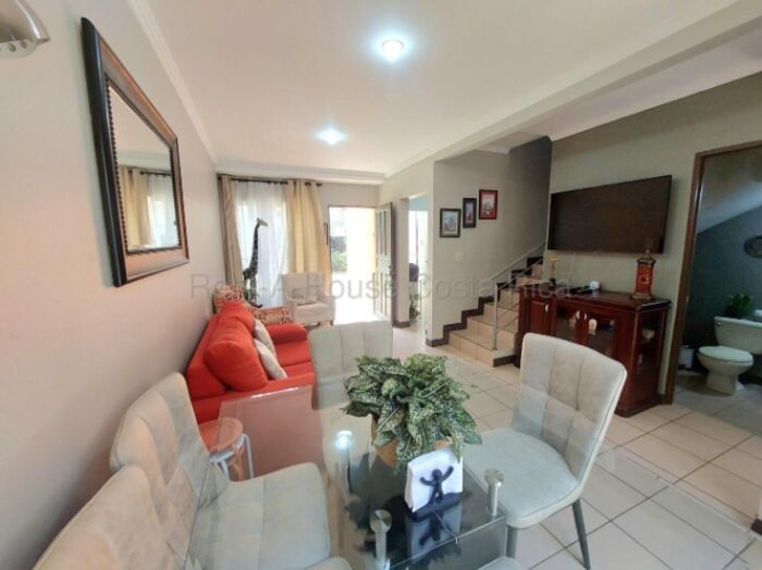 VENTA DE HERMOSA CASA EN PIEDADES DE SANTA ANA. 4 HAB. en Piedades, Santa Ana, San José — ₡ 57 000 000