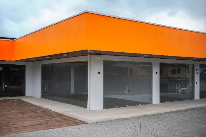 OPRTUNIDAD DE INVERSIÓN! PLAZA COMERCIAL NUEVA! en Guácima, Alajuela — $975,000 - Foto 2 de 12