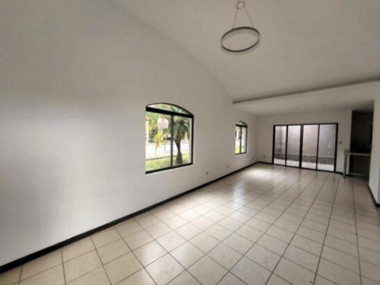 Se vende casa esquinera con patio en San Francisco Heredia 25-2038 en San Francisco, Heredia — ₡ 107 000 000 - Foto 2 de 22