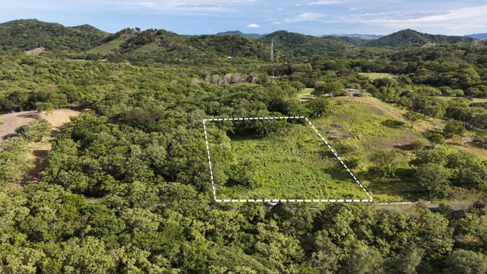 Oportunidad de Inversión | Terreno de 6.000 m² con vista al mar in La Cruz, Guanacaste — $450,000 - Photo 2 of 15