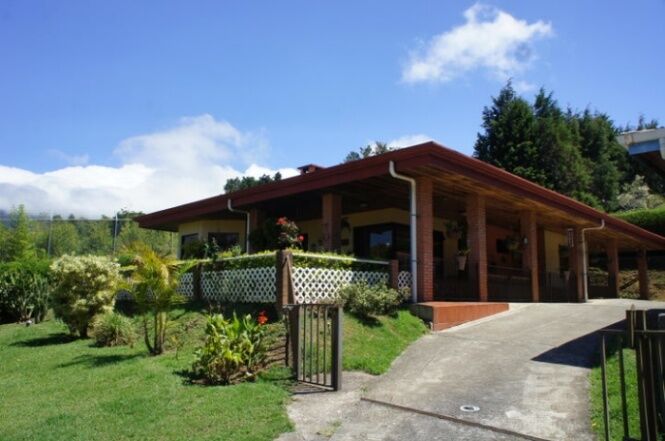 Se vende amplia propiedad con 3 casas en San Rafael de Heredia 23-2637 en San Rafael, Heredia — $800,000