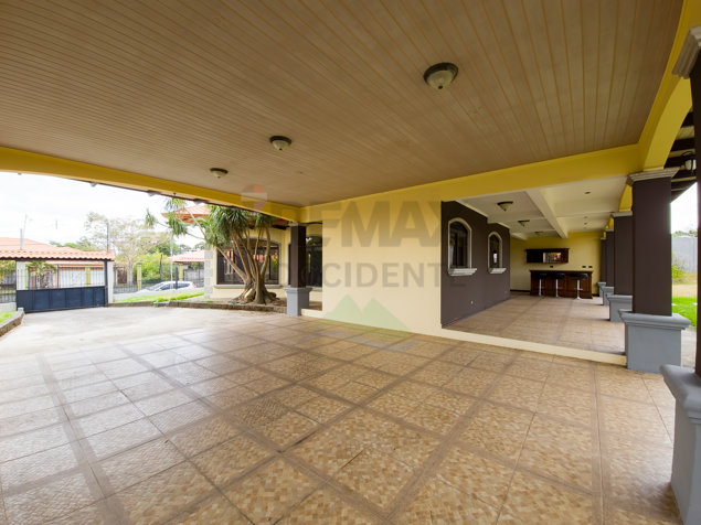 Casa de Lujo en Grecia para Renta | Piscina, Seguridad en Grecia, Alajuela — $2,250 - Foto 3 de 36