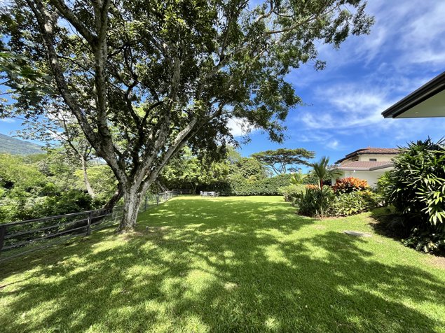 Casa para alquiler en valle del sol con o sin muebles y pisicina in Santa Ana, San José — $9,000