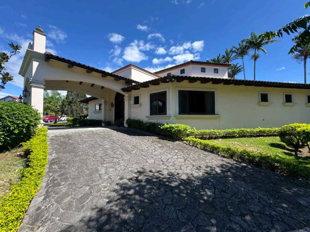 EXCLUSIVIDAD Y ELEGANCIA EN BOSQUES DE LINDORA. in Santa Ana, San José — $900,000