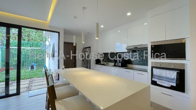 Venta de casa moderna con vista al bosque y amenidades premium #26-1421 GS in San Antonio, Escazú, San José — $325,000
