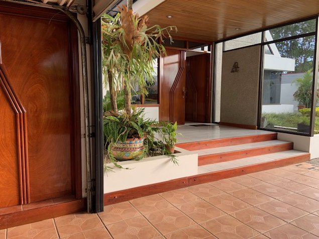Venta o alquiler de casa independiente con uso de suelo. Granadilla. en Granadilla, Curridabat, San José — $7,000 - Foto 3 de 46