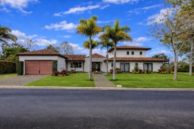 Se vende casa en Granadilla Curridabat 26-1500 en Granadilla, Curridabat, San José — $1,790,000