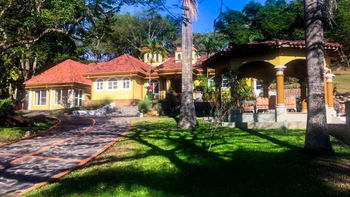 Casa en venta la Garita con establos in Garita, Alajuela — $3,500,000