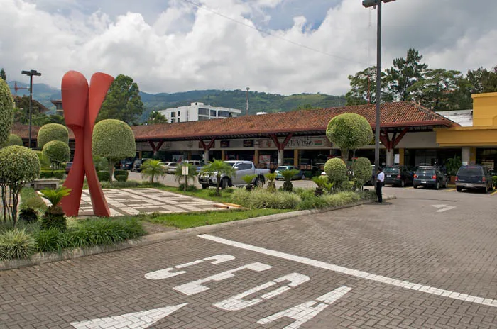 Local comercial  en alquiler en Plaza Laureles Escazú en San Rafael, Escazú, San José — $1,572 - Foto 3 de 9