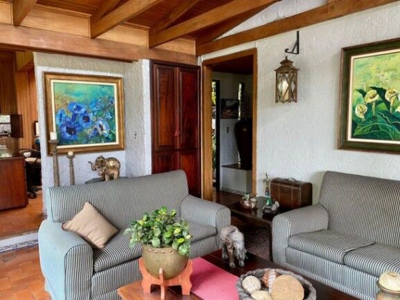 Se vende espaciosa casa con patio en residencial de San Rafael Escazú 25-1835 en San Rafael, Escazú, San José — $800,000