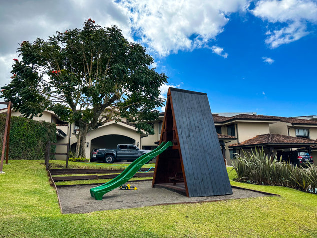 Amplia Casa en alquiler en Escazu con habitacion amplia en planta baja en Escazú, San José — $2,100