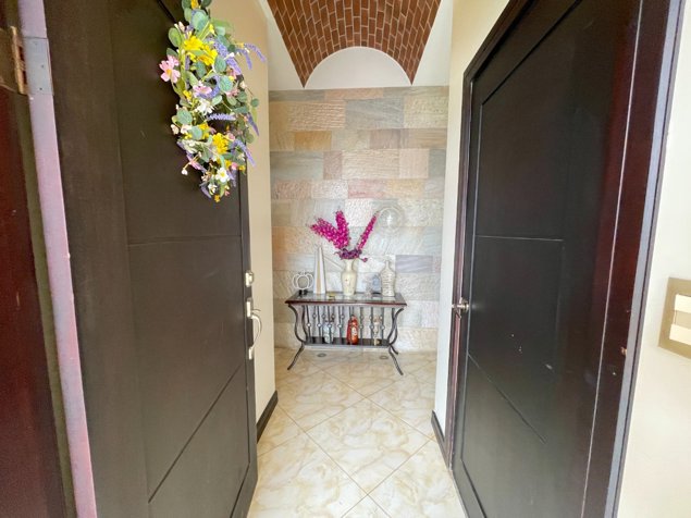 Preciosa casa en condominio Santo Domingo. en Santo Domingo, Heredia — $399,000 - Foto 2 de 20