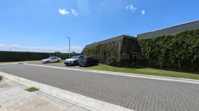 Hermosa y espaciosa casa en venta-Condominio Altos de Sabanilla in Sabanilla, Montes De Oca, San José — ₡ 108 000 000