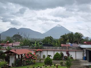 Villa Fortuna con excelente vista al Volcán Arenal en La Fortuna, San Carlos, Alajuela — $860,000 - Foto 2 de 14
