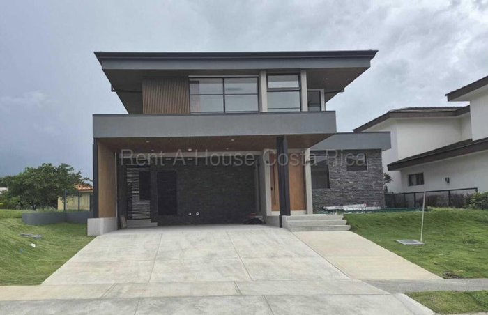 Venta de Casa de LUJO en HACIENDA LOS REYES-La Guácima de Alajuela. RAH 26-1868 en Guácima, Alajuela — $300,000