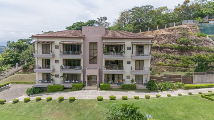 Apartamento con Línea Blanca de 2 habs en Condominio Vista al Valle in Santa Ana, San José — $2,100