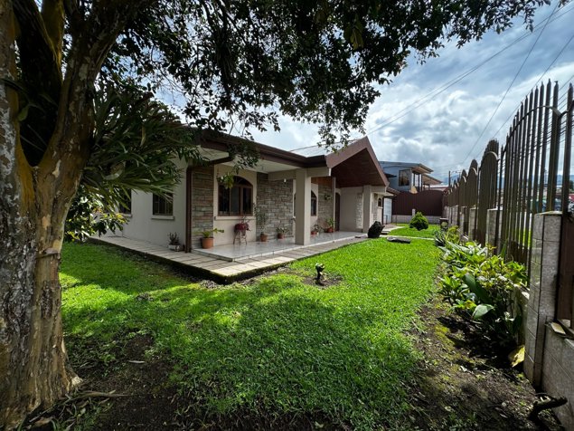 Se Vende Casa + Apartamento Independiente en San Rafael de Coronado | 1.038 m² | Uso Mixto in San Rafael, Vázquez de Coronado, San José — ₡ 210 000 000