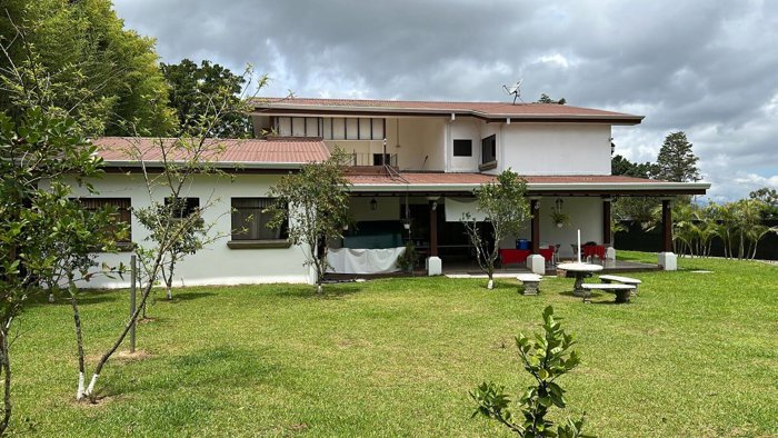Amplia casa en San Ramón de Tres Ríos 5 dormitorios, jardínes en Tres Ríos, La Unión, Cartago — ₡ 450 000 000 - Foto 2 de 48