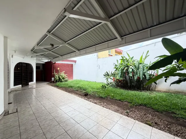 House for Rent Rohrmoser ₡1 Million 352m2 Lot 265m2 Single Story 3 Bedrooms 4 Bathrooms 3 Parking Spaces in Mata Redonda, San José — ₡ 1 000 000 - Photo 3 of 20