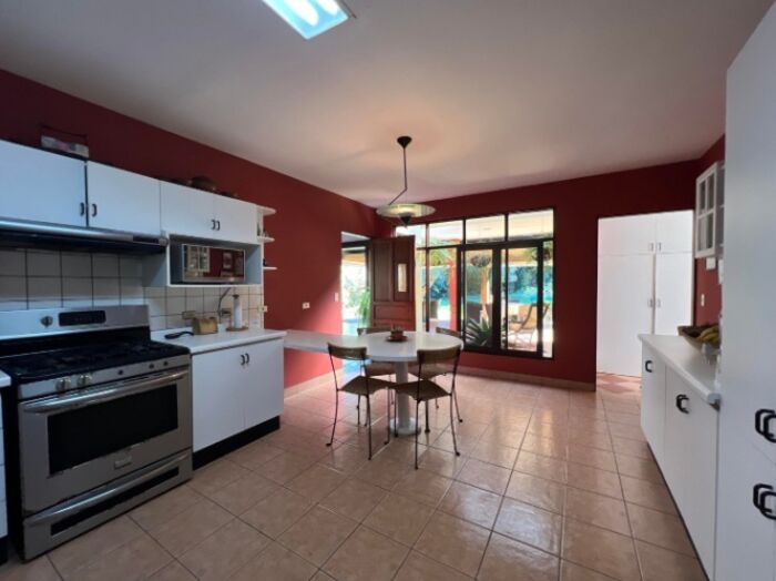 Casa en venta con amplios jardines y excelente ventilación #26-1295 GS en San Rafael, Escazú, San José — $850,000