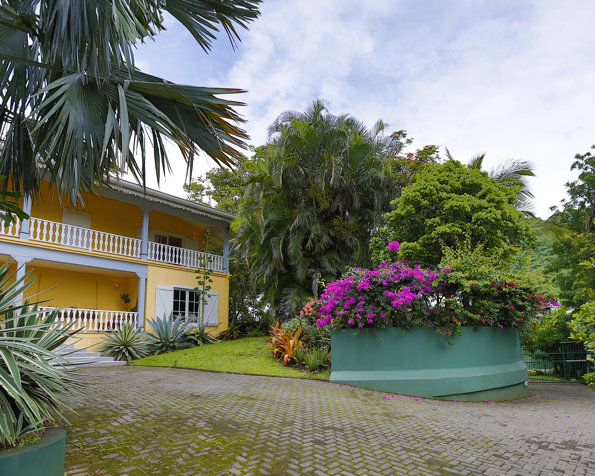 VENTA DE QUINTA CON CASA, PISCINA Y 5 APARTAMENTOS, SANTA ANA, RIO ORO en Santa Ana, San José — $1,350,000