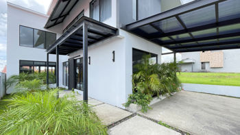 Furnished Modern House for Sale, Grecia in Mercedes, Atenas, Alajuela — $268,000 - Photo 2 of 28