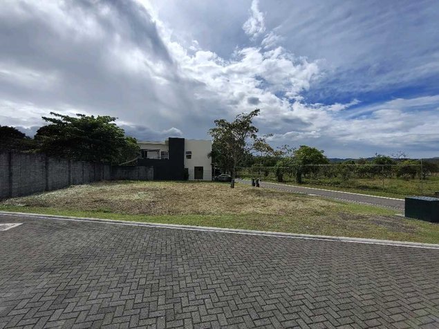 VENDO HERMOSO, PLANO Y ESQUINERO LOTE EN CONDOMINIO CIMA REAL, GUACIMA en Guácima, Alajuela — $85,000 - Foto 1 de 29
