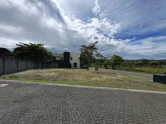 VENDO HERMOSO, PLANO Y ESQUINERO LOTE EN CONDOMINIO CIMA REAL, GUACIMA en Guácima, Alajuela — $85,000