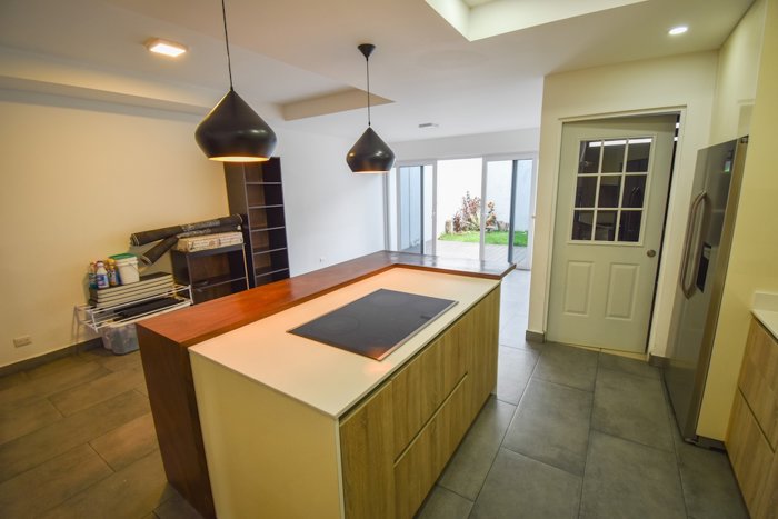 Casa de 3 Habitaciones con línea blanca Condominio en Río Palma in Escazú, San José — $2,000