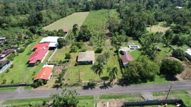 Venta de Lote + Casa en Guâcimo, Limôn.  en Guácimo, Limón — ₡ 98 000 000