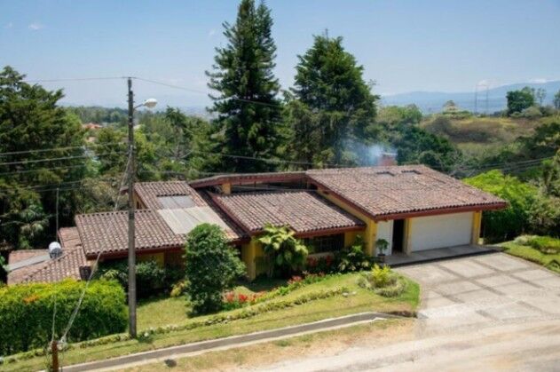 Venta de Hermosa Casa en Montes de Oca. Sabanilla. RAH 22-82 in Sabanilla, Montes De Oca, San José — $490,000