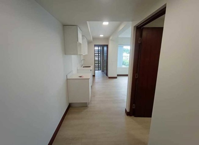 ALQUILO HERMOSO APARTAMENTO DE 1 HABITACION TORRE AZENZA en Uruca, San José — $975 - Foto 2 de 14