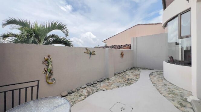 Venta o Alquiler de Casa en San Antonio de Escazú.  in San Antonio, Escazú, San José — $280,000 - Photo 3 of 20