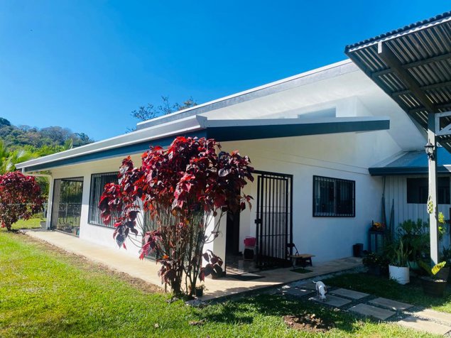 Casa con amplio patio y huerto que toca un río. en Atenas, Alajuela — $310,000