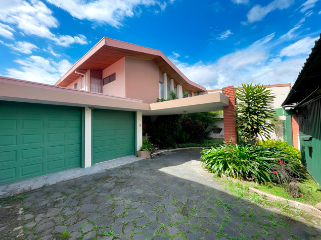 VENTA DE AMPLIA CASA EN BARRIO ESCALANTE – USO DE SUELO MIXTO in Carmen, San José — $568,000