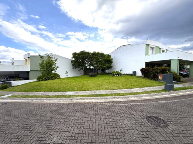 CASA EN VENTA | SAN PABLO, HEREDIA | AMPLIO JARDÍN PARA DISFRUTAR in Pará, Santo Domingo, Heredia — $279,000 - Photo 2 of 26