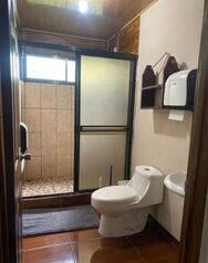 Se venden 2 casas en 1 sola propiedad con Vista al Volcán en La Fortuna de S.C en La Fortuna, San Carlos, Alajuela — 95 000 000 ₡ - Foto 5 de 17