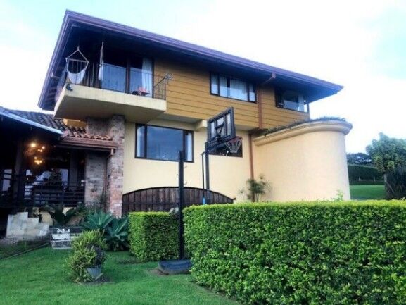 Se vende espaciosa casa con lote de 2,000m2 en Concepción Heredia 26-253 en Concepción, San Rafael, Heredia — $750,000