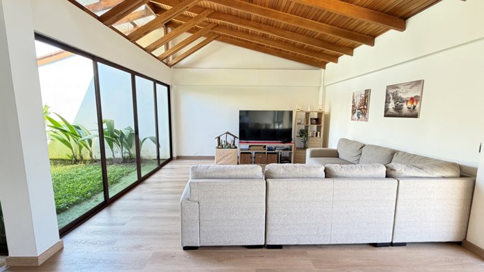 Venta casa remodelada y elegante con jardín, Moravia. (FE) en San Vicente, Moravia, San José — $540,000 - Foto 3 de 18