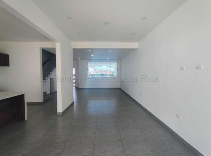 VENTA DE MODERNA CASA EN SAN RAFAEL DE HEREDIA. CLIMA FRESCO. in San Josecito, San Rafael, Heredia — $315,000