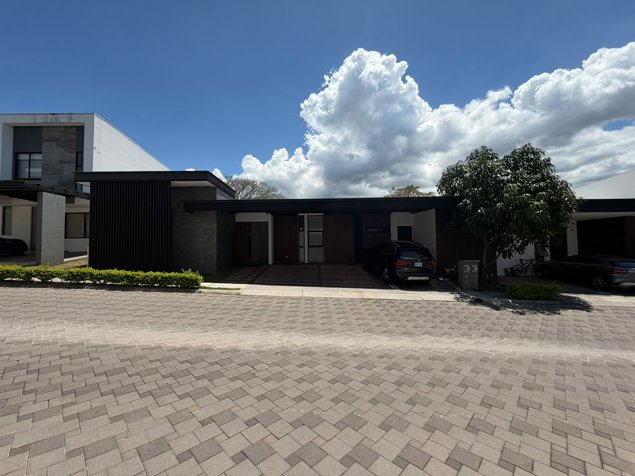 ALQUILER DE LUJO EN UNA SOLA PLANTA - CONDOMINIO SANTA ANA BOULEVARD en Pozos, Santa Ana, San José — $4,200 - Foto 1 de 22