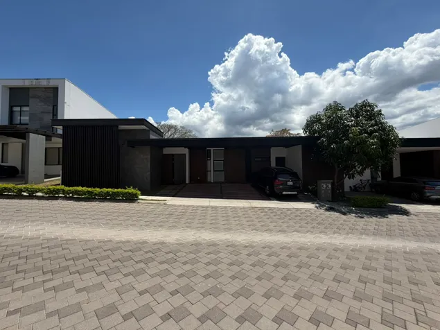 ALQUILER DE LUJO EN UNA SOLA PLANTA - CONDOMINIO SANTA ANA BOULEVARD en Pozos, Santa Ana, San José — $4,200